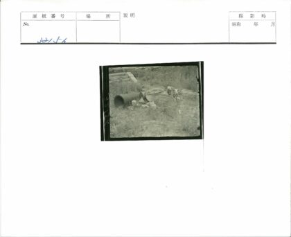 草地上的古代陶器与石阶遗迹.jpg