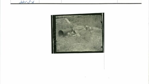 草地上的古代陶器与石阶遗迹.jpg