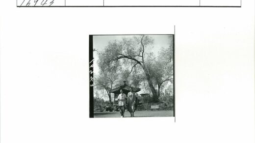 草地上的女人与宝塔.jpg
