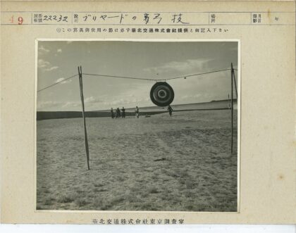 草地上的目标杆与行人.jpg