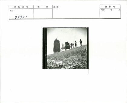 草地人群与高塔背景.jpg