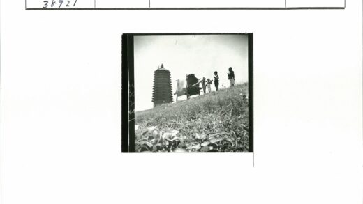 草地人群与高塔背景.jpg