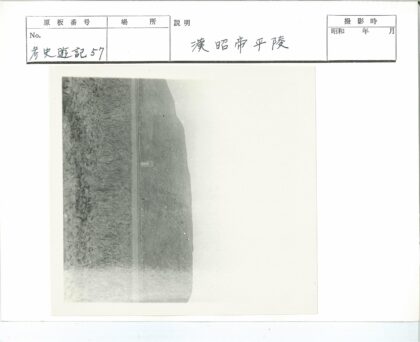 草地小路与小建筑黑白照.jpg