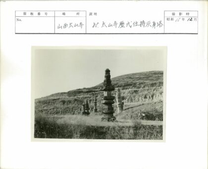 草地石塔与远山风景.jpg