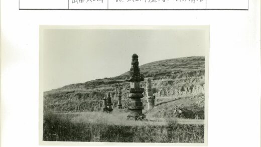 草地石塔与远山风景.jpg