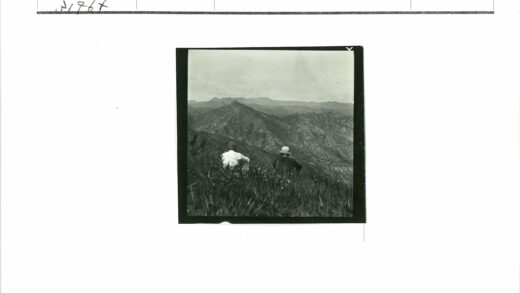 草地远眺群山.jpg