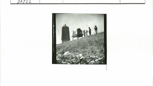 草地马车与塔风景照.jpg