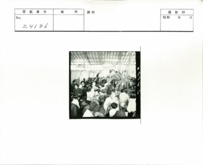 草屋集会中的军民互动.jpg