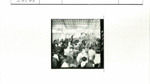 草屋集会中的军民互动.jpg