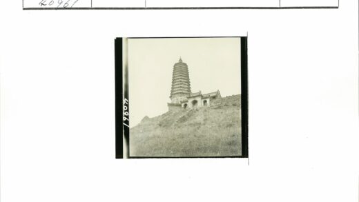 草山上多层宝塔老建筑.jpg