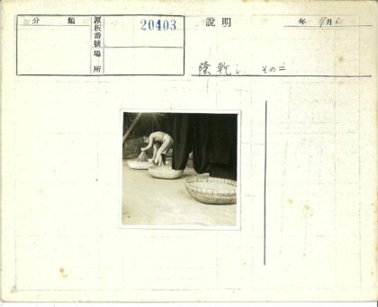 草篮旁持布人.jpg