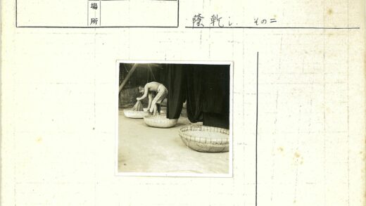 草篮旁持布人.jpg