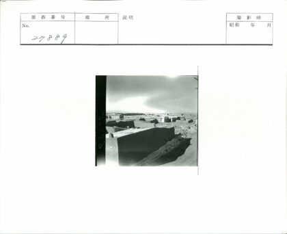 荒凉土坯建筑多云天空.jpg