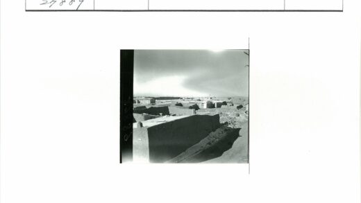 荒凉土坯建筑多云天空.jpg