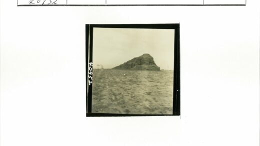 荒凉土路通向巨石山.jpg