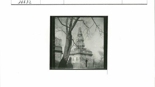 荒原上的华丽石建筑.jpg