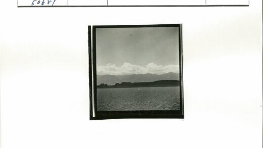 荒原丘陵远山云雾景.jpg