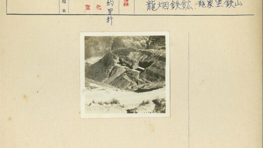 荒原土路与巨型方体.jpg