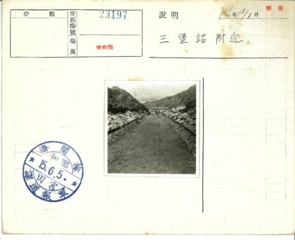荒原土路与废弃铁轨.jpg