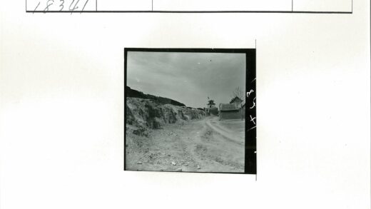 荒原塔影泥泞小路.jpg