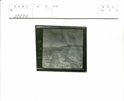 荒原孤杆阴云山景.jpg