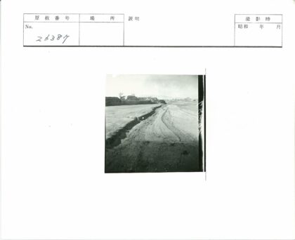 荒原小路远山建筑景观.jpg