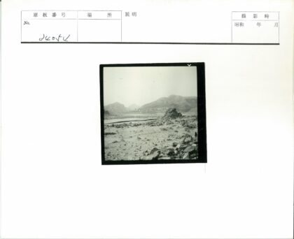 荒原巨石与远山村落.jpg
