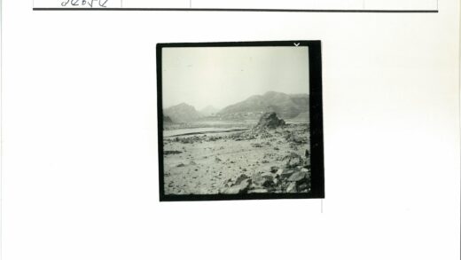 荒原巨石与远山村落.jpg