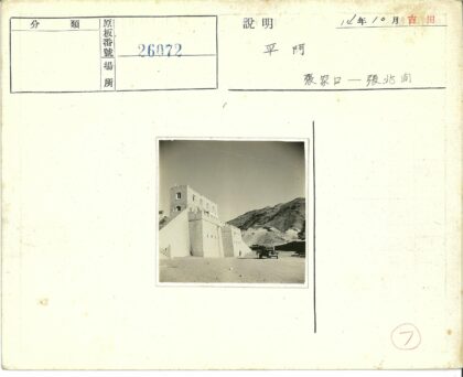 荒原建筑与卡车人物.jpg