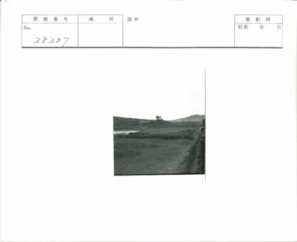荒原河流与远山小屋.jpg