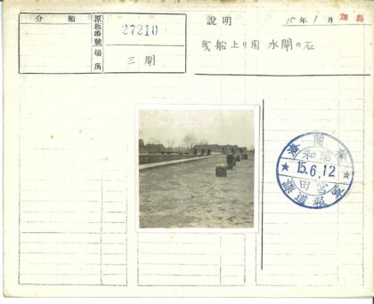 荒原石屋与枯树景观.jpg