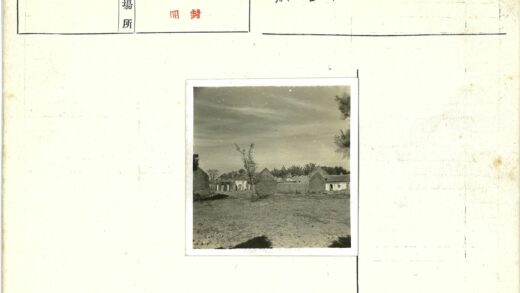 荒原石屋斜顶多云景观.jpg