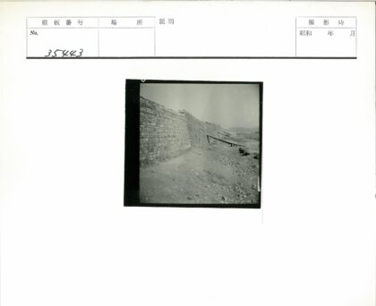 荒原砖墙与远山.jpg