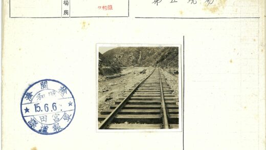 荒原铁路与远山.jpg