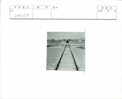 荒原铁轨延伸至远山建筑.jpg