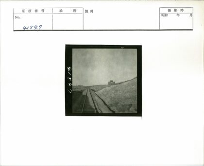 荒原铁轨延伸至远方建筑.jpg
