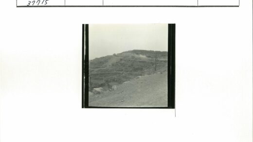 荒山土路卡车行.jpg