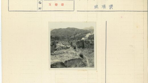 荒山废墟与袅袅炊烟.jpg
