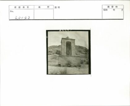荒漠中的砖刻建筑.jpg