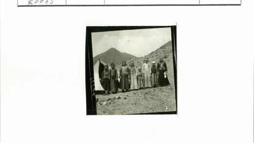 荒漠山地帐篷前合影.jpg