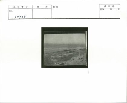 荒芜海滩与残迹静水.jpg