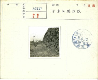 荒芜石墙与干旱地貌.jpg