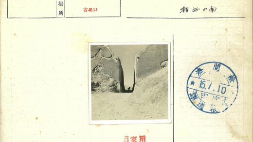荒芜石拱门下的旅人.jpg