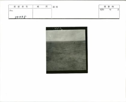 荒野中站立的人群.jpg