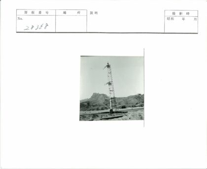 荒野信号柱与远山风景.jpg