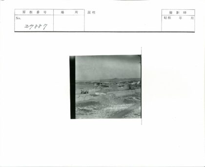 荒野厚墙建筑群与远山.jpg