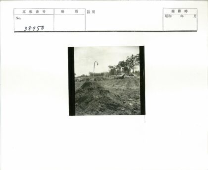 荒野土堆与金属棒.jpg