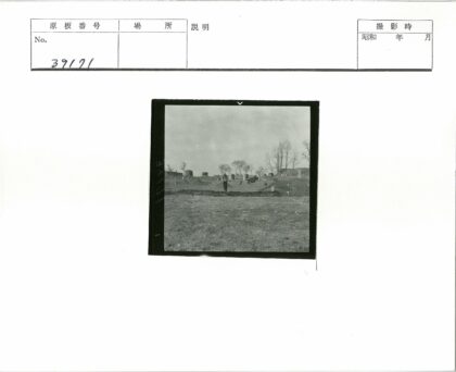 荒野孤影与废弃石屋.jpg