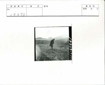 荒野孤影劳作群山间.jpg