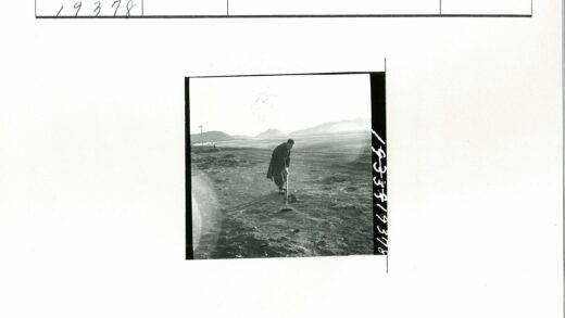 荒野孤影劳作群山间.jpg